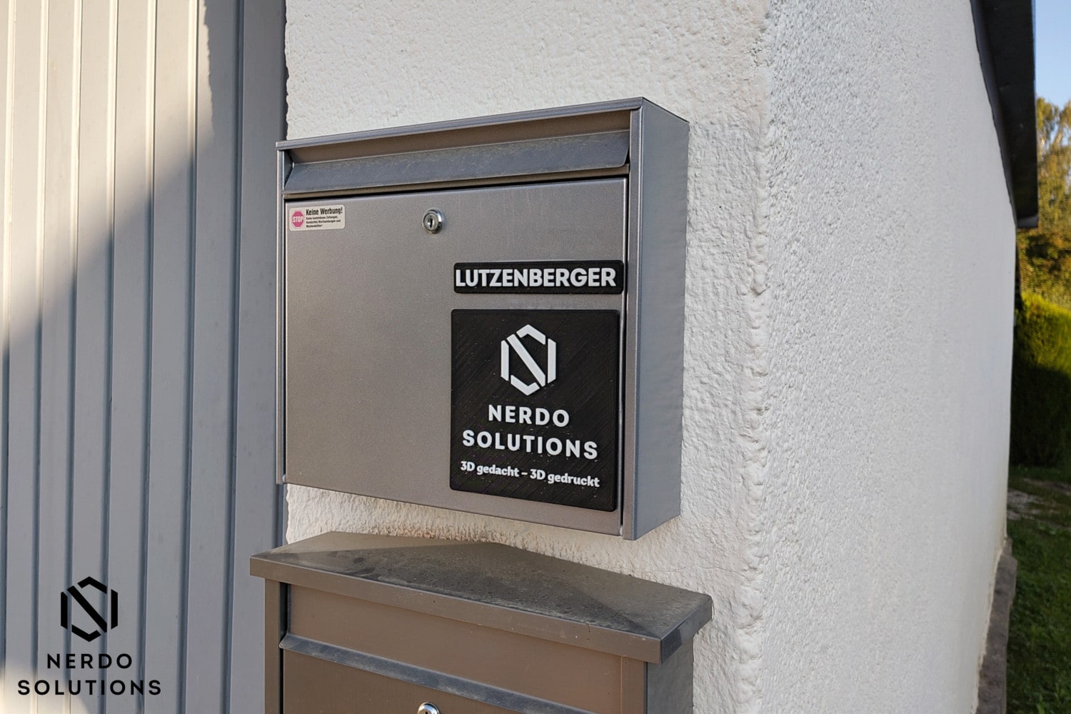 Briefkasten mit Nerdo Solutions Firmanschild